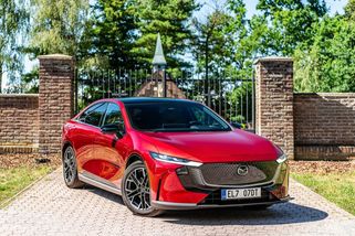 Nejhezčí elektromobil na trhu? Mazda 6e nadchne komfortem, zamrzí jen v detailech